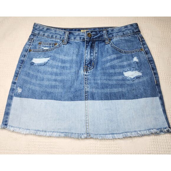 True Craft Women’s Distressed Denim Mini Skirt Size 5 Two Wash Retro Casual Chic - Picture 8 of 8